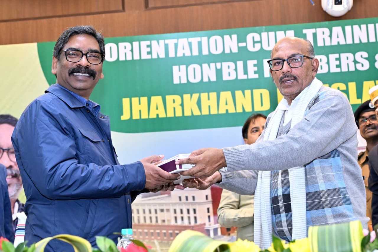 षष्ठ्म विधान सभा के पंचम (बजट) सत्र-2026 में राष्ट्रीय ई-विधान एप्लीकेशन (NeVA) परियोजना के तहत प्रशिक्षण एवं टैबलेट वितरण कार्यक्रम में सम्मिलित हुए मुख्यमंत्री हेमंत सोरेन। ।