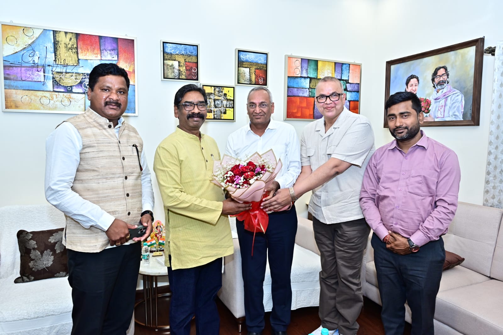 मुख्यमंत्री श्री हेमन्त सोरेन से  वरिष्ठ वैज्ञानिक श्री जी.भी. के. सुब्रमण्यम ने  की शिष्टाचार भेंट , स्व निर्मित कैंसर उपचार मशीन की दी विस्तृत जानकारी की